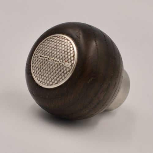 Limited “Porsche Black edition” gear knob.