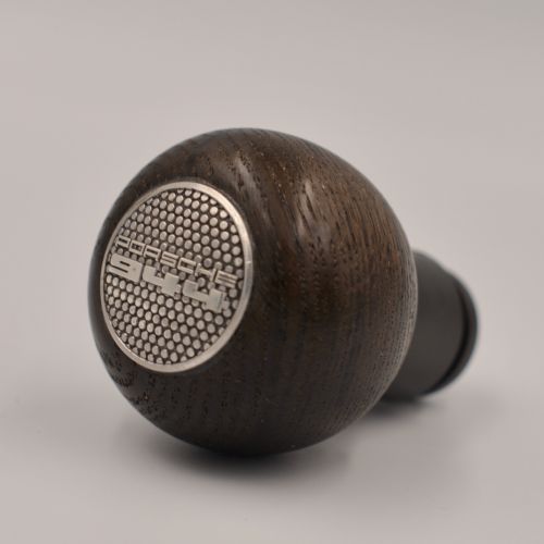 Limited “944 Black edition” gear knob.