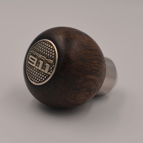 Limited “911 Black edition” gear knob.